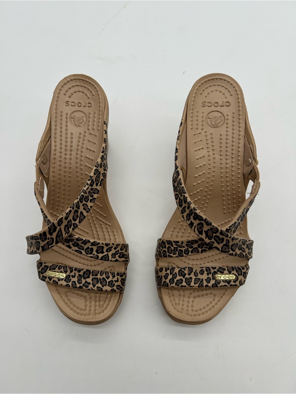 Crocs Cypress IV Women’s Leopard Print Tan Heeled Sandals size 8W NWOT - Picture 2 of 7